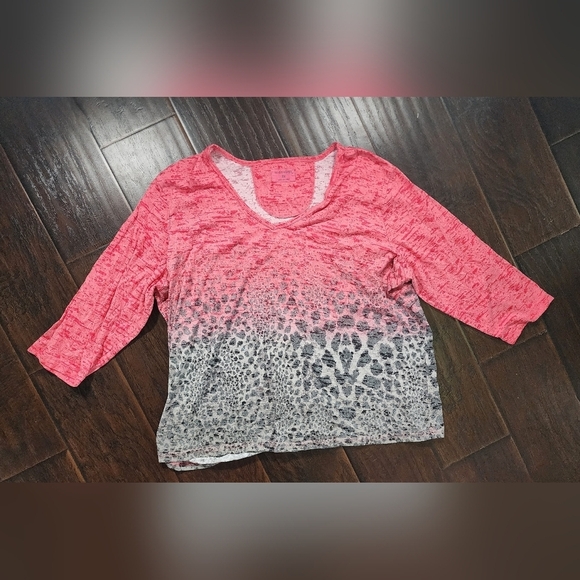 Activology Womens Ombre Animal Print V Neck Top - Picture 8 of 8